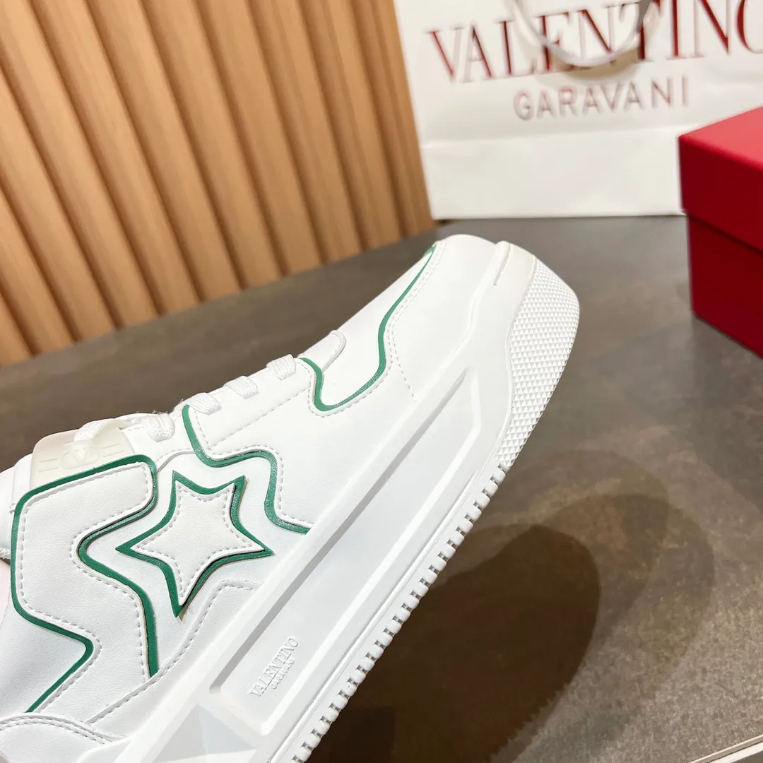 👟👟Ex-factory price 660👟👟 𝑽𝒂𝒍𝒆𝒏𝒕𝒊𝒏𝒐Valentino 𝑶𝒏𝒆𝑺𝒕𝒖𝒅 Couple casual sports shoes series Valentino 2024 new couple sports shoes are on sale. The original ZP was purchased and dismantled. Repeated pattern making and modification. I tried my best to restore it one to one! Top luxury masterpiece Signature five-pointed star design Soft and comfortable genuine leather with contrasting colors brings excellent and elegant texture and excellent on-foot comfort Top purchasing version upper: imported calfskin surface/original oil edge craftsmanship Outsole: original development 𝐓𝐏𝐔 two-color combination outsole Packaging: original configuration complete package Code number: 34-𝟒𝟓